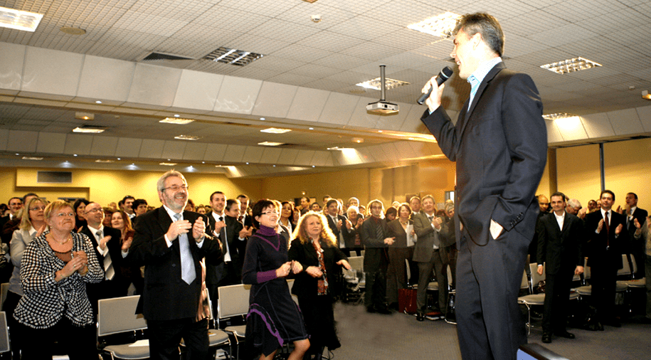 Public de managers interagissant lors d’une conférence Acteo