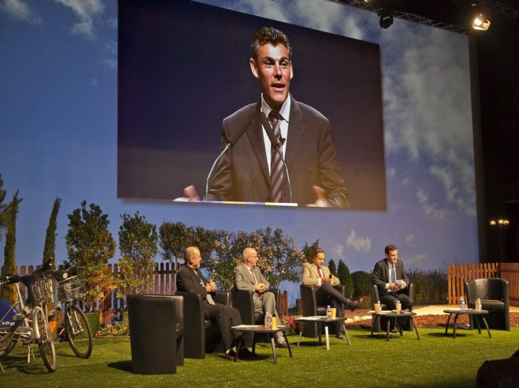 Table ronde animée avec experts RH et dirigeants.