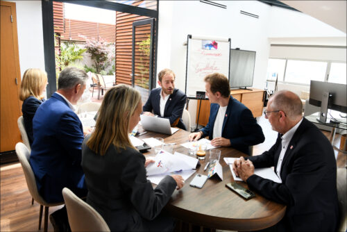 Coach professionnel en entretien avec un manager à Valence
