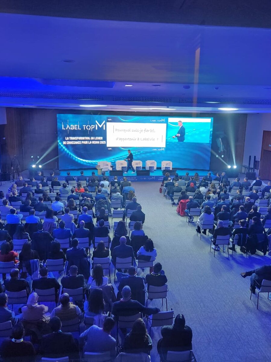 Conférence Acteo donnée dans une grande salle de congrès avec éclairage scénique