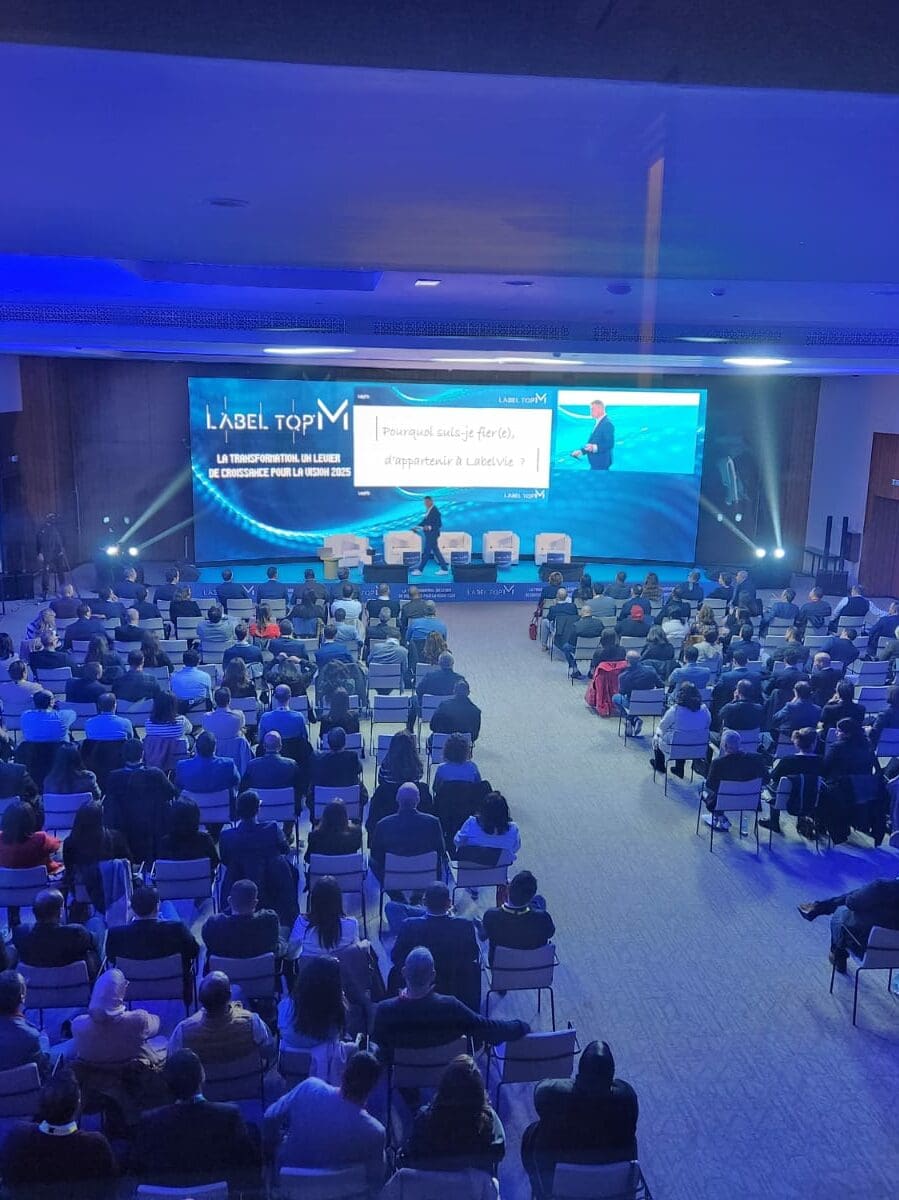 Conférence Acteo donnée dans une grande salle de congrès avec éclairage scénique