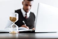 Directeur général des services en séance de coaching sur la posture managériale dans le secteur public.