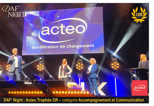 Acteo Formation Leadership sur scène à la DAF Night 2025 au Théâtre Mogador, recevant le Trophée d’or pour le coaching des DAF et CFO