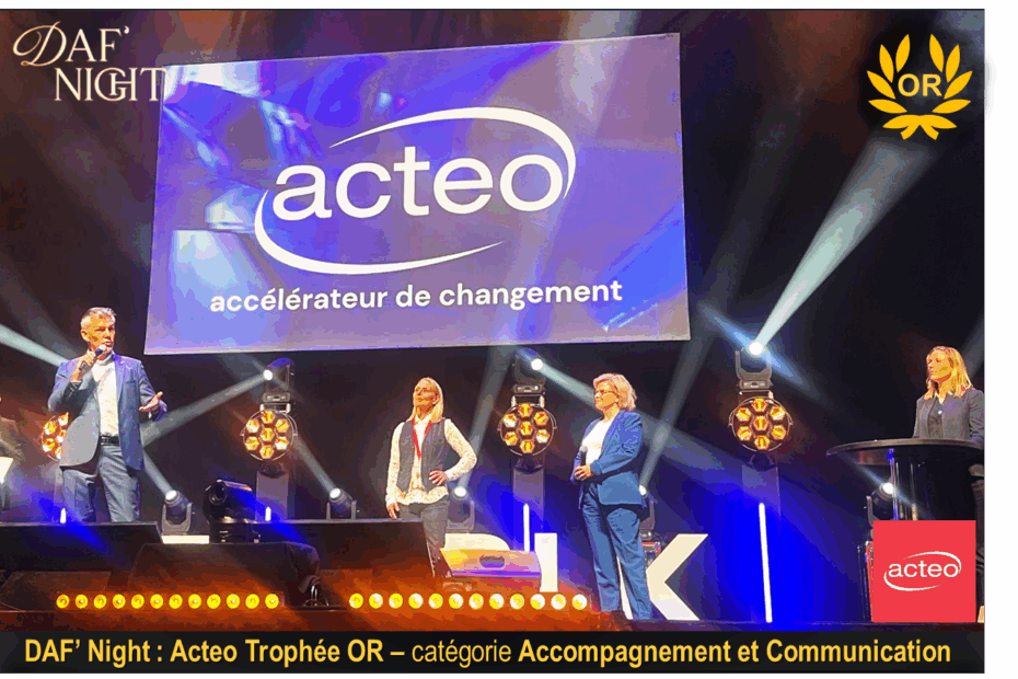 Acteo Formation Leadership sur scène à la DAF Night 2025 au Théâtre Mogador, recevant le Trophée d’or pour le coaching des DAF et CFO
