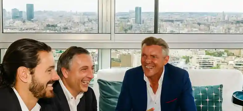 Dirigeant réfléchissant à sa posture de leadership à l'ère de l'intelligence artificielle